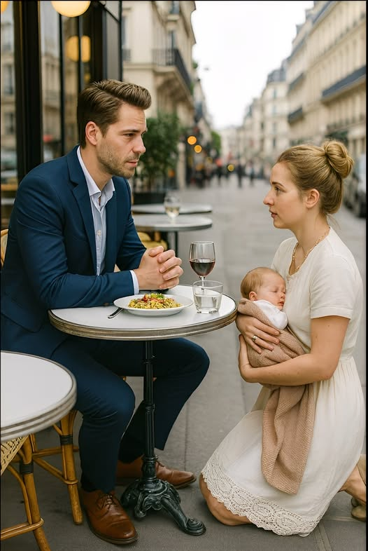 Uklękła cicho obok jego stolika przy chodniku, tuląc noworodka blisko